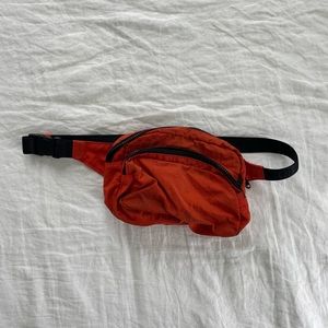 baggu fanny pack in tomato red